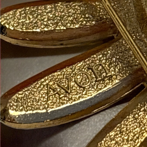 🛍️3 for $25🛍️ Avon Gold Tone White Enamel Floral Perfume Brooch 2-5/8” - Picture 6 of 8